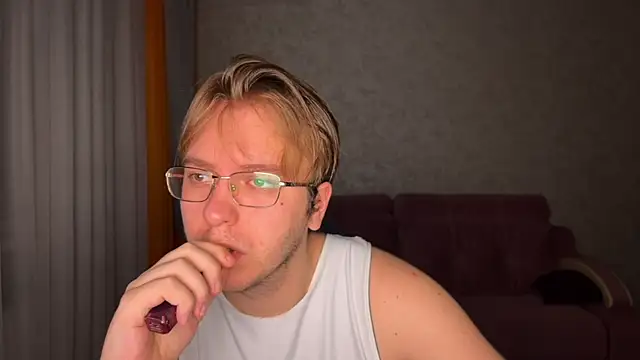 kiopiggy online show from 11/28/25, 03:50