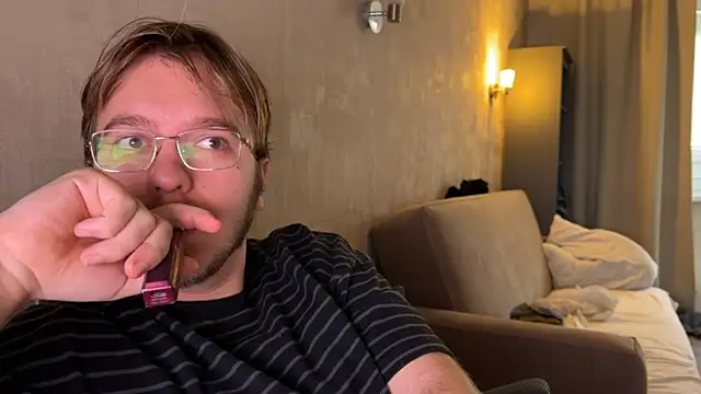 Snapshot of kiopiggy chatting on 11/04/25, 06:50 kiopiggy online show from 11/04/25, 06:50