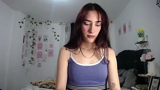 IsaBaileys  online show from 05/06/26, 09:41