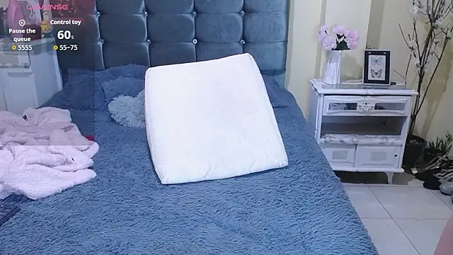 IsaBaileys  online show from 02/12/26, 02:33