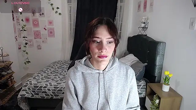 IsaBaileys  online show from 05/26/26, 10:41