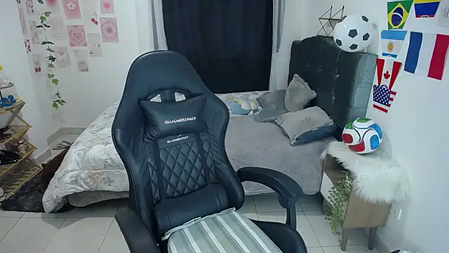 IsaBaileys  online show from 06/15/26, 04:23