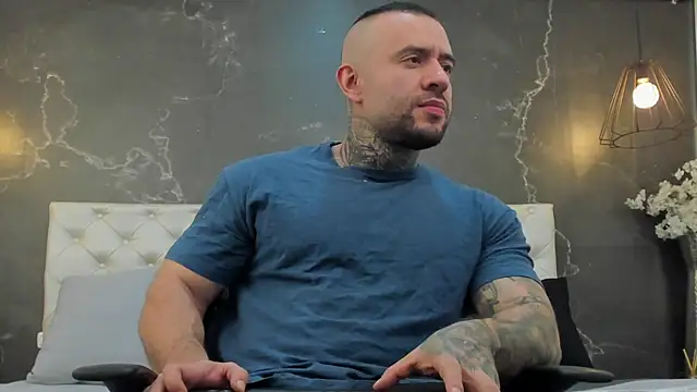 Snapshot of BruceDallas chatting on 02/19/25, 01:18 BruceDallas online show from 02/19/25, 01:18