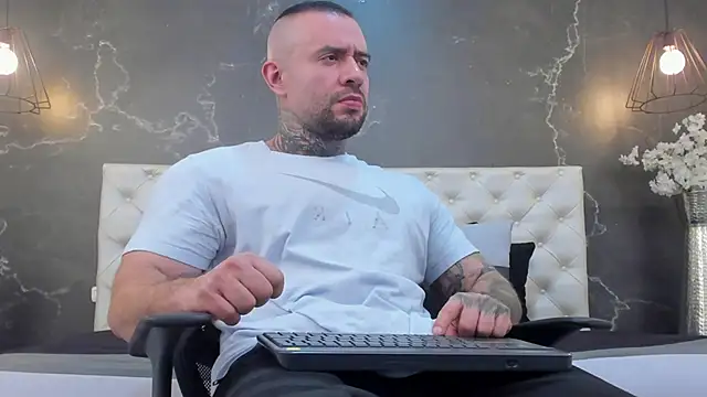 Snapshot of BruceDallas chatting on 02/05/25, 01:37 BruceDallas online show from 02/05/25, 01:37