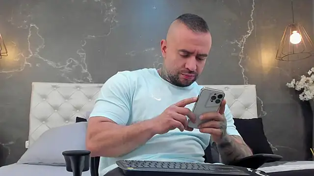 Snapshot of BruceDallas chatting on 02/25/25, 01:20 BruceDallas online show from 02/25/25, 01:20