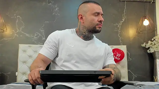 Snapshot of BruceDallas chatting on 02/15/25, 02:37 BruceDallas online show from 02/15/25, 02:37