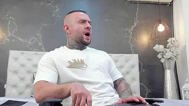 Snapshot of BruceDallas chatting on 03/21/25, 02:28 BruceDallas online show from 03/21/25, 02:28