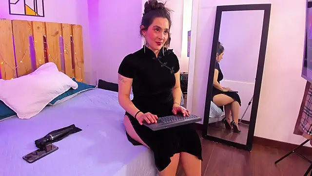 Snapshot of emily_amaya chatting on 06/17/26, 08:19 emily amaya online show from 06/17/26, 08:19