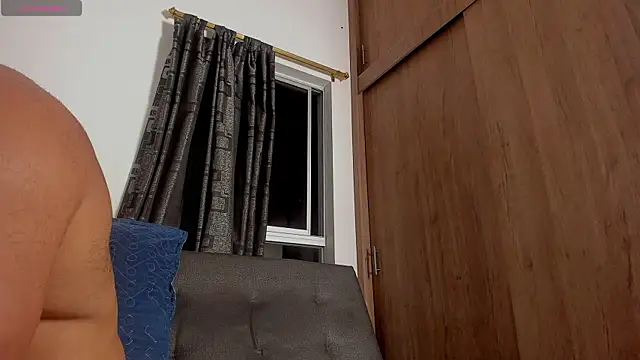 Snapshot of curt_xxx chatting on 11/13/25, 03:43 curt xxx online show from 11/13/25, 03:43