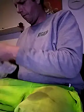 Snapshot of Knuffelstaaf123 chatting on 12/01/25, 03:57 Knuffelstaaf123 online show from 12/01/25, 03:57