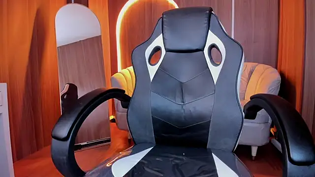 Snapshot of _mia_collins_b_ chatting on 10/30/25, 12:58  mia collins b  online show from 10/30/25, 12:58