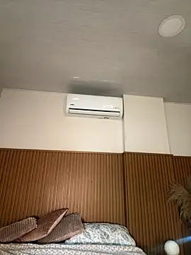 Lianh Benett online show from 10/29/25, 04:44