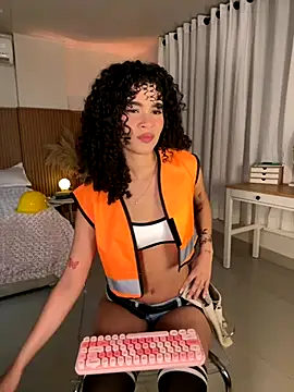 Lianh Benett online show from 11/16/25, 06:51