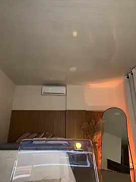 Lianh Benett online show from 10/19/25, 09:50