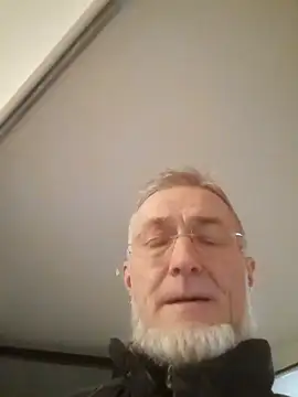 Snapshot of 60philippe chatting on 12/22/24, 01:33 60philippe online show from 12/22/24, 01:33