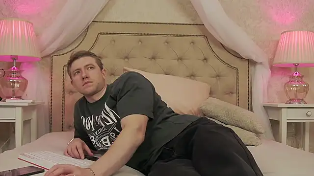 Snapshot of EthanPinkman chatting on 10/12/25, 04:14 EthanPinkman online show from 10/12/25, 04:14