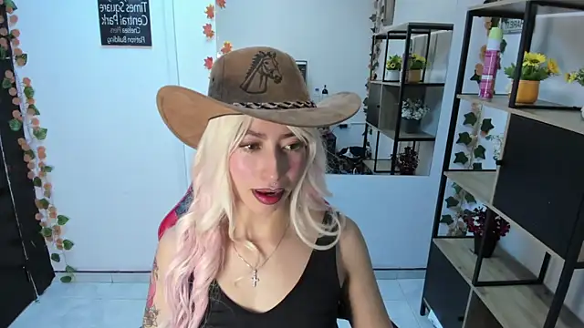 Snapshot of LilithCooperr_ chatting on 11/24/25, 10:32 LilithCooperr online show from 11/24/25, 10:32