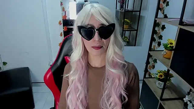 Snapshot of LilithCooperr_ chatting on 12/17/25, 10:04 LilithCooperr online show from 12/17/25, 10:04