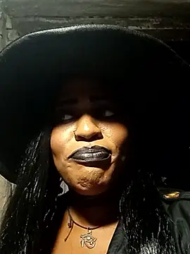 Snapshot of AmazonianMistress chatting on 10/31/25, 02:41 AmazonianMistress online show from 10/31/25, 02:41