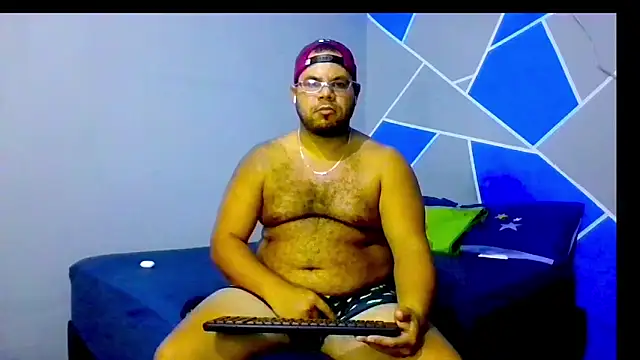 Snapshot of Evert_hairyboy chatting on 12/14/25, 05:18 Evert hairyboy online show from 12/14/25, 05:18