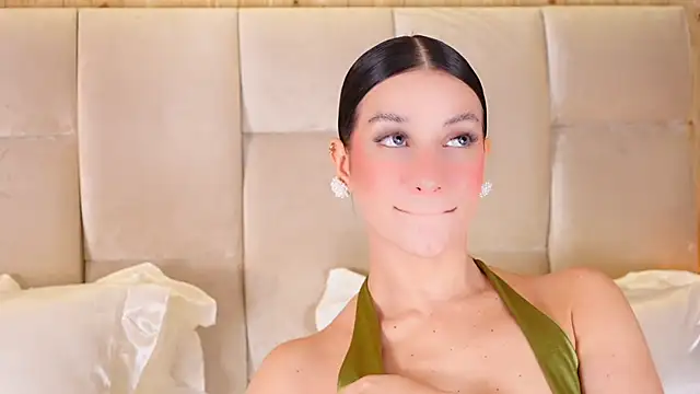 KiraKayleigh1 online show from 12/18/25, 01:00