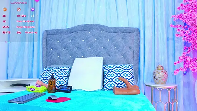 Snapshot of EmyBlue chatting on 03/06/25, 11:25 EmyBlue online show from 03/06/25, 11:25