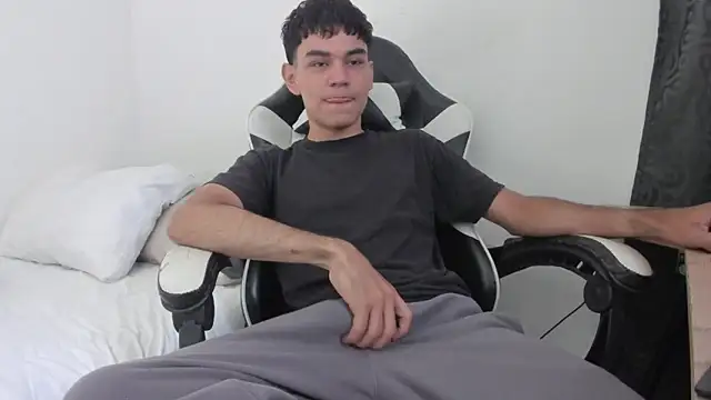 Snapshot of ronaldmq20 chatting on 04/06/26, 03:35 ronaldmq20 online show from 04/06/26, 03:35