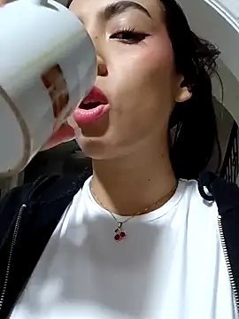 Julie Bennet online show from 10/17/25, 04:27