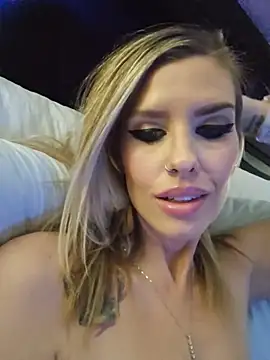Snapshot of ellieconradxo chatting on 07/14/26, 03:11 ellieconradxo online show from 07/14/26, 03:11