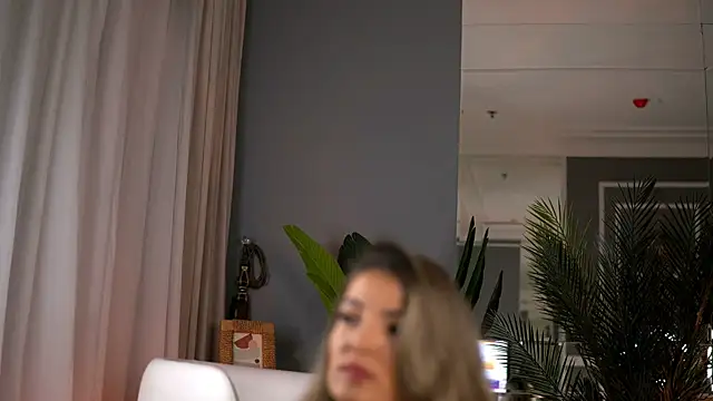 Snapshot of KellyMathews chatting on 11/05/25, 02:25 KellyMathews online show from 11/05/25, 02:25