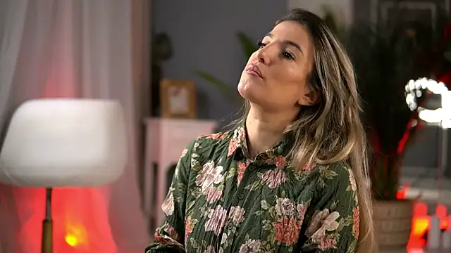 Snapshot of KellyMathews chatting on 11/25/25, 03:18 KellyMathews online show from 11/25/25, 03:18