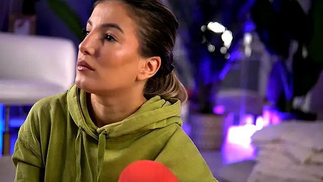 Snapshot of KellyMathews chatting on 10/28/25, 02:56 KellyMathews online show from 10/28/25, 02:56