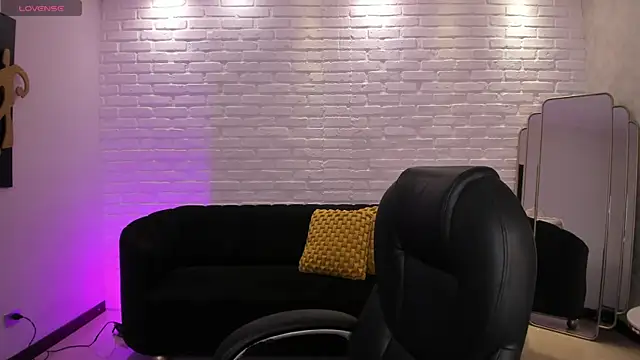 Snapshot of AmberLewis_ chatting on 11/29/25, 02:44 AmberLewis online show from 11/29/25, 02:44