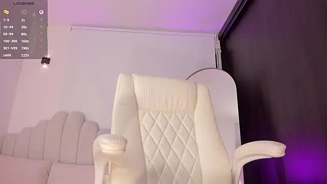 Snapshot of AmberLewis_ chatting on 04/28/26, 02:27 AmberLewis online show from 04/28/26, 02:27