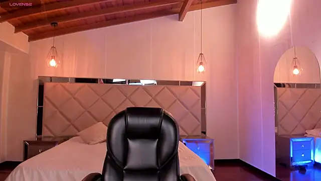 Snapshot of AmberLewis_ chatting on 11/19/25, 02:55 AmberLewis online show from 11/19/25, 02:55