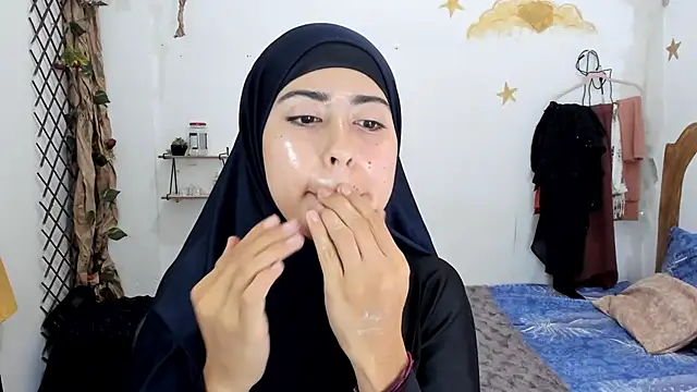 chaymae nah  online show from 09/29/25, 10:59