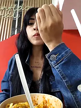 chaymae nah  online show from 04/18/26, 07:07