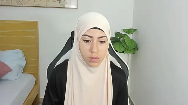 chaymae nah  online show from 02/11/25, 12:15