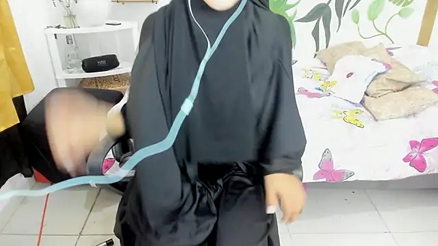 chaymae nah  online show from 10/19/25, 08:44