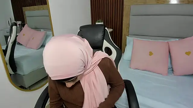 chaymae nah  online show from 03/04/25, 03:37