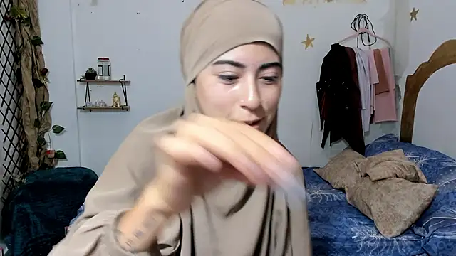 chaymae nah  online show from 09/23/25, 10:50