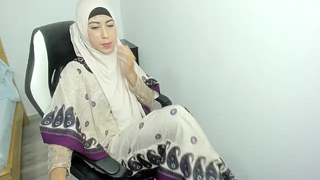 chaymae nah  online show from 03/10/25, 03:52