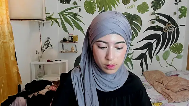 chaymae nah  online show from 10/21/25, 06:40