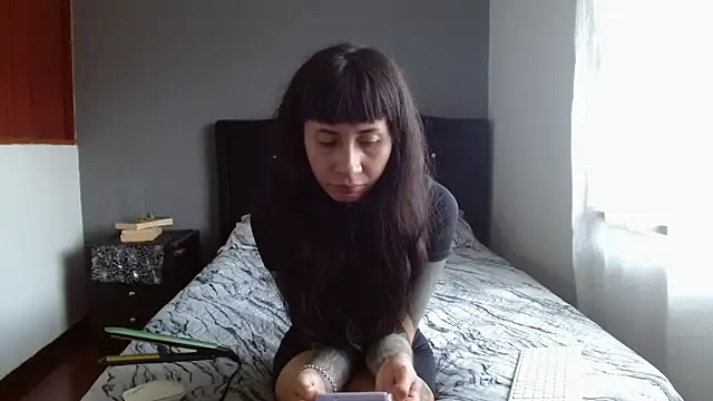 Emilia 1995 online show from 06/17/26, 04:06