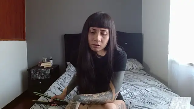 Snapshot of Emilia_1995 chatting on 11/21/25, 04:28 Emilia 1995 online show from 11/21/25, 04:28