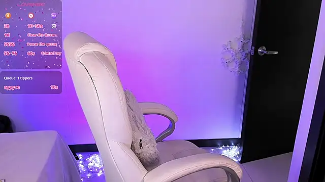 Snapshot of nyna_1 chatting on 02/15/25, 10:10 nyna 1 online show from 02/15/25, 10:10