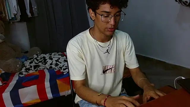 Snapshot of harrytwink18 chatting on 02/16/26, 09:13 harrytwink18 online show from 02/16/26, 09:13