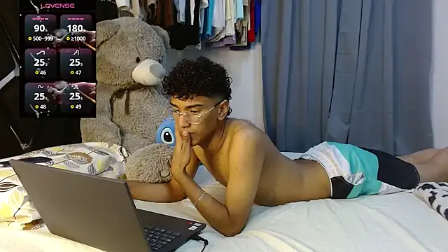 Snapshot of harrytwink18 chatting on 04/13/26, 10:47 harrytwink18 online show from 04/13/26, 10:47