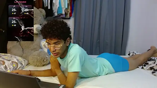 Snapshot of harrytwink18 chatting on 04/08/26, 10:11 harrytwink18 online show from 04/08/26, 10:11