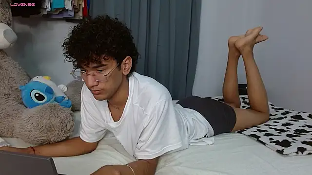 Snapshot of harrytwink18 chatting on 04/07/26, 02:19 harrytwink18 online show from 04/07/26, 02:19